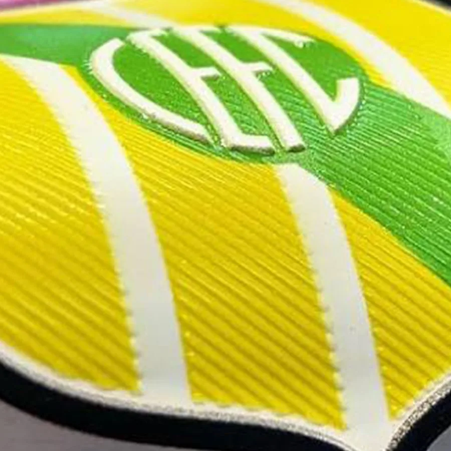 Plastické 3D logo na textile zblízka